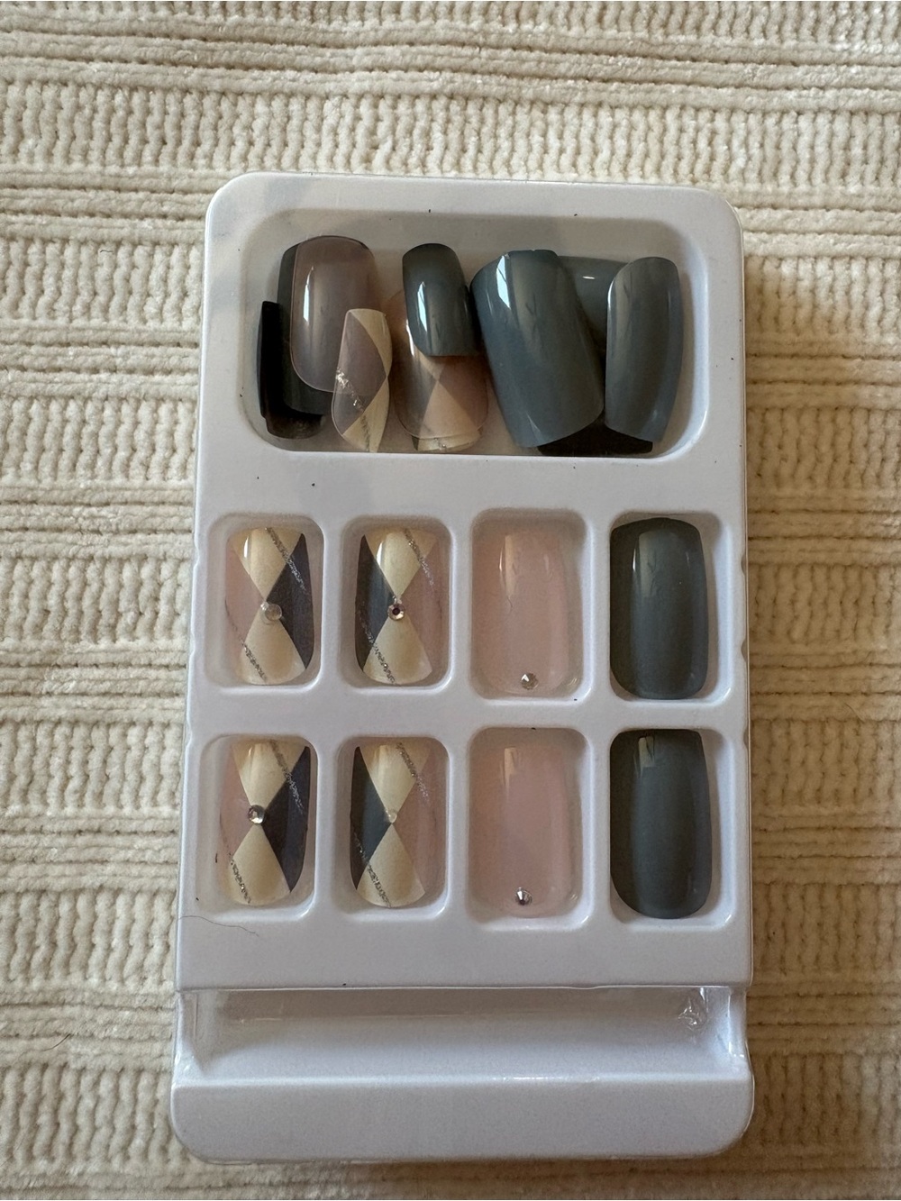 Press-On Nail Set in Gray and Neutral Tones